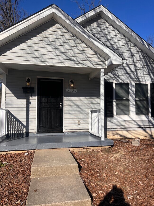 Building Photo - 2227 Cedar St