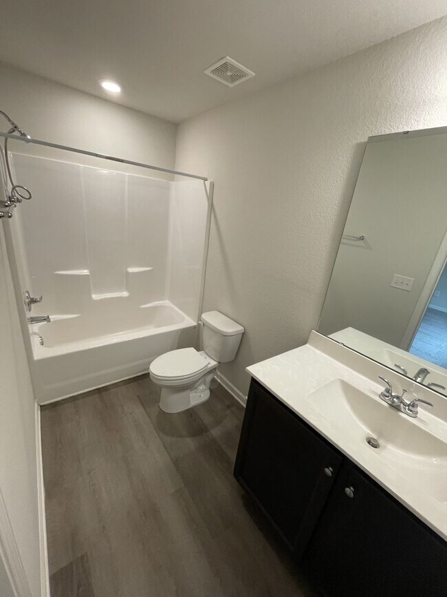 Building Photo - 3 Bedroom 2.5 Bath Town home