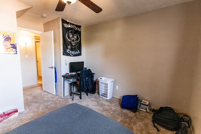 Building Photo - 6 Bedroom 3.5 Bathroom Tri-Level Home In Tempe close to ASU