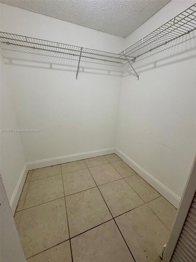 Building Photo - 8060 N Colony Cir