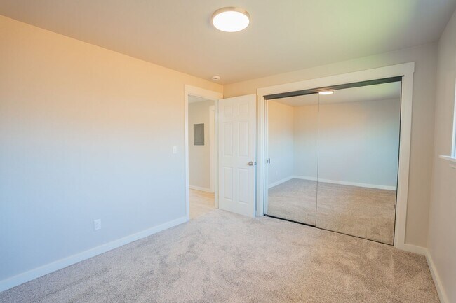 Building Photo - Newly Remodeled Large 2 Bedroom!