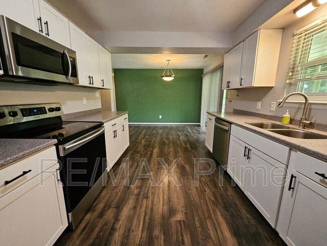 Building Photo - 3413 Newport Dr