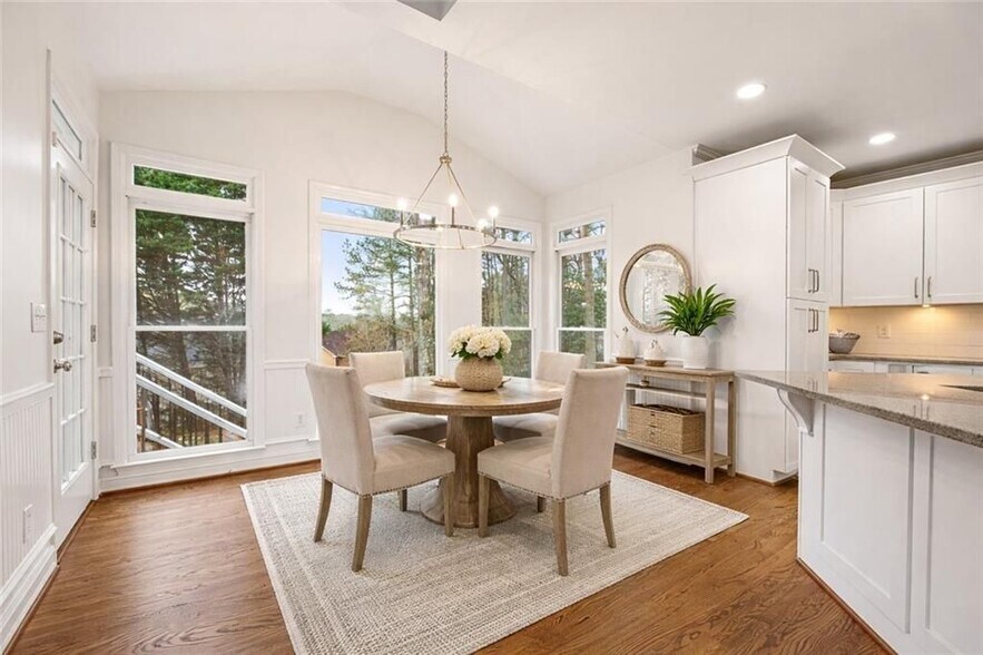 Building Photo - 1158 Queensgate Dr SE