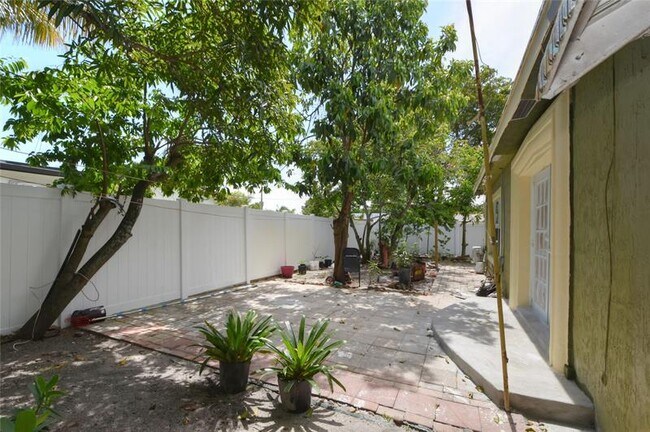 Building Photo - 5385 SW 8th Ct