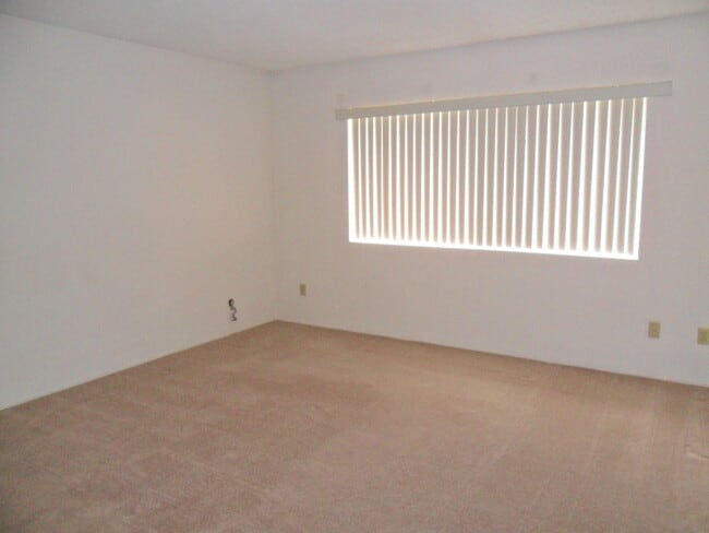 Building Photo - FANTASTIC SINGLE FAMILY RESIDENCE 4 Bedrooms, 2.5 Bathrooms HOME IN CANYON CREST!!! **((RESERVED))**