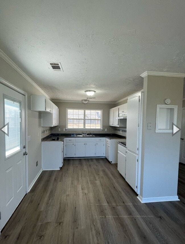 Building Photo - Spring Hollow Drive in Deatsville in Quiet...