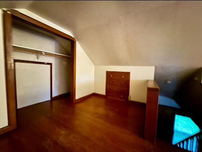 Building Photo - Vintage Living In Montavilla~ Front Porch~ Unfinished Basement~ Large Fully Fenced Yard