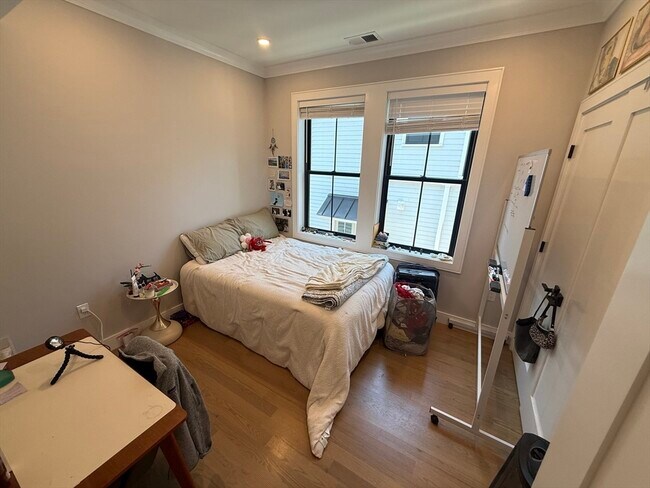 Building Photo - 285 Lamartine St