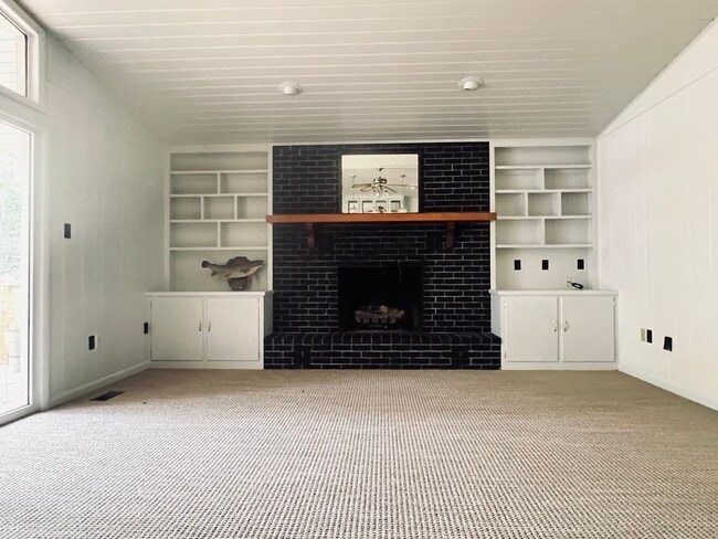 Building Photo - 32 Russell Ln