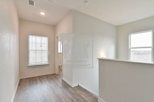 Building Photo - $1395! Stunning Fort Worth Duplex Available for Rent! Stainless Steel Fridge included!