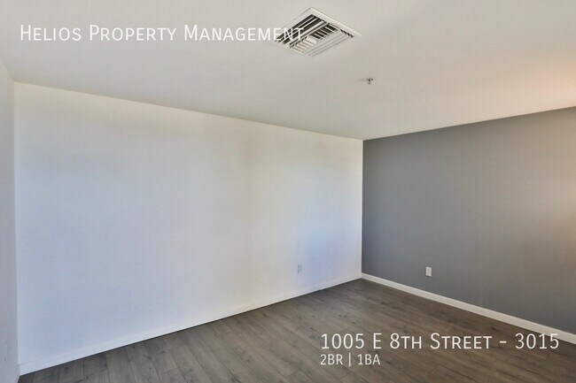 Building Photo - 1005 E 8th St