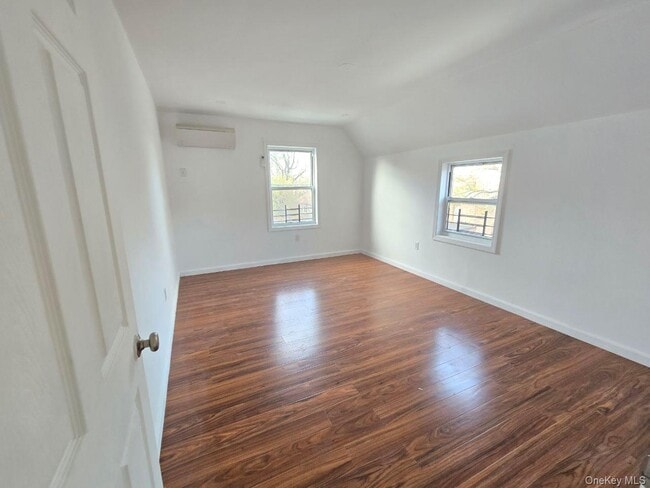 Building Photo - 3141 Kingsbridge Terrace