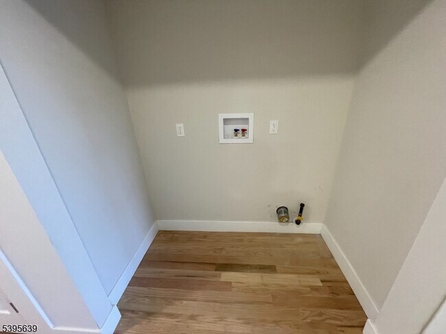 Building Photo - 119-121 Lewis St