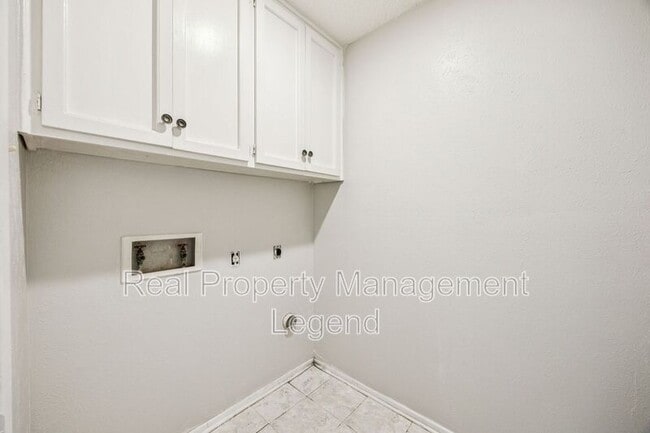 Building Photo - 8238 El Retiro Rd