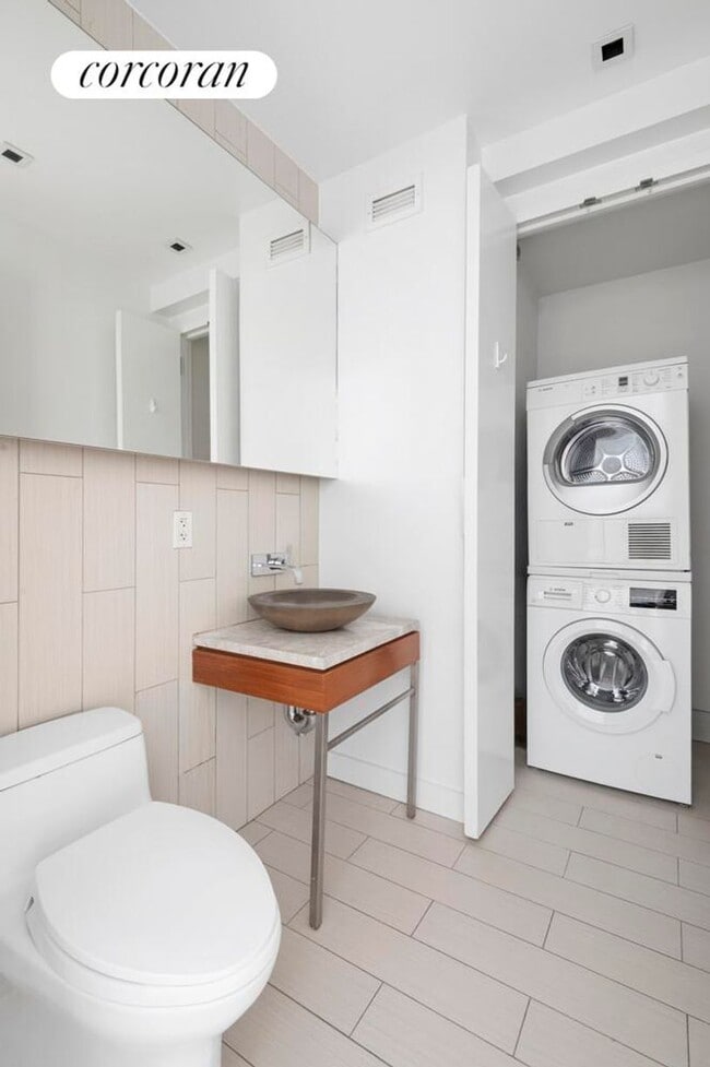 Building Photo - 555 W 59th St