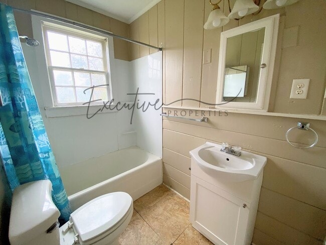 Building Photo - Downtown Living: 1 Bedroom Apartment with All Bills Paid