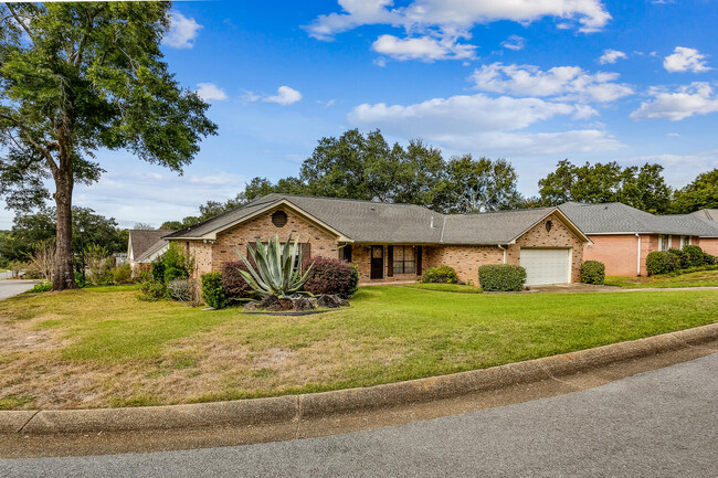 Building Photo - 1960 Woodbridge Dr