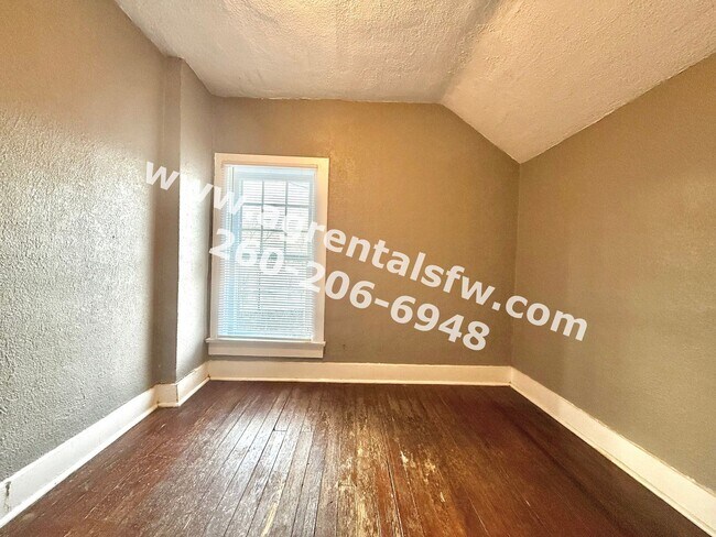 Building Photo - 3 Bedroom House