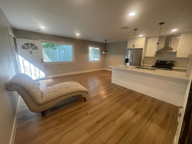 Building Photo - Beautifully Updated Townhouse in Madison V...