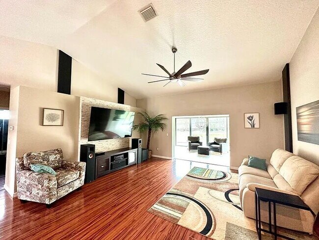 Building Photo - Luxury Updated Pool-Style Retreat on Quiet Cul-de-Sac