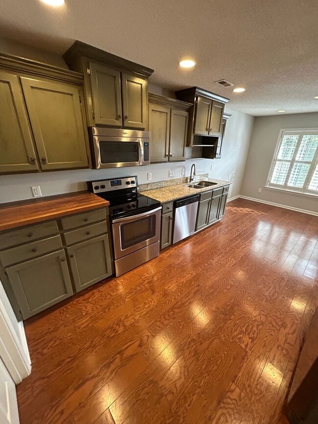 Building Photo - Coming Soon in Landmark Pointe!