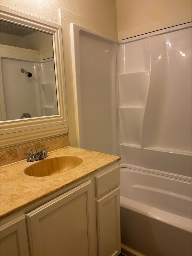 Building Photo - 3 Bedroom 2 Bath