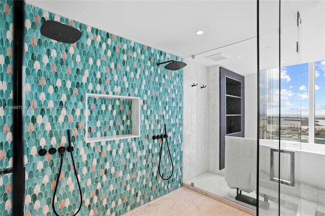 Building Photo - 1000 South Pointe Dr