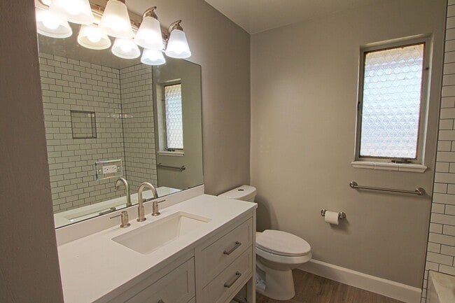 Building Photo - 2 bed 1 bath remodeled North Park Hill home