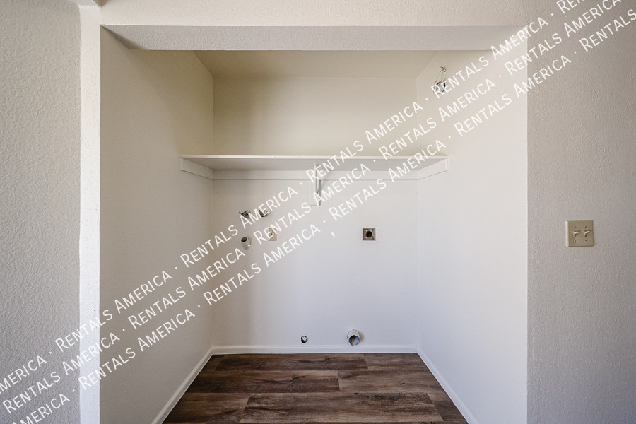Building Photo - 1055 N Recker Rd