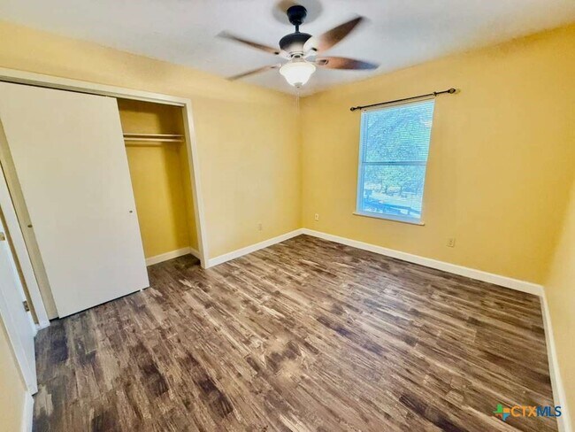 Building Photo - 103 Crestview Dr