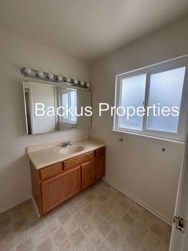 Building Photo - Great one level three bedroom home in South Salinas