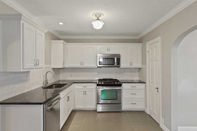 Building Photo - 7115 La Vista Dr