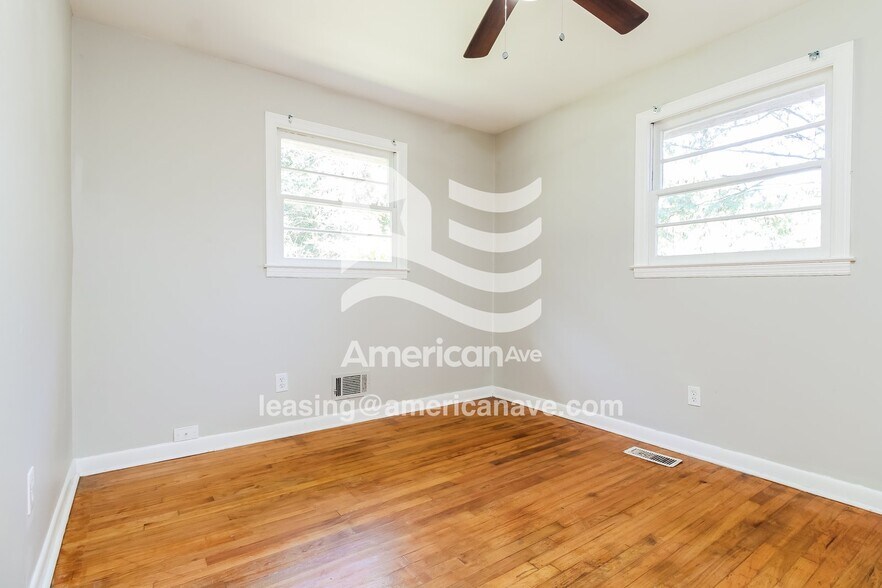 Building Photo - 5421 Meadow Dr