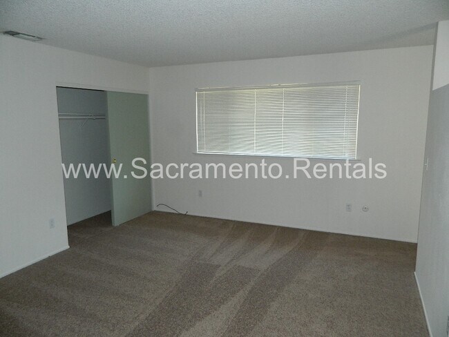 Building Photo - Spacious 4bd/2ba House with 2 Car Garage