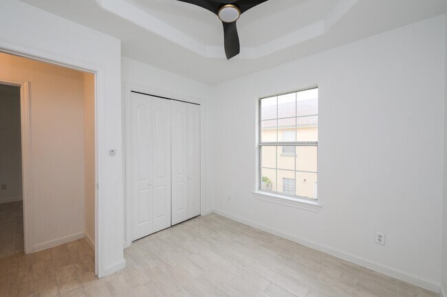 Building Photo - 1000 Ranchway Dr