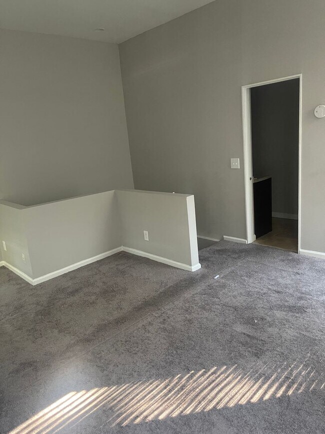 Building Photo - Corryville Condo_ Heat Paid