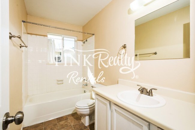 Building Photo - Great 2-Story Townhome in Soaring Eagle