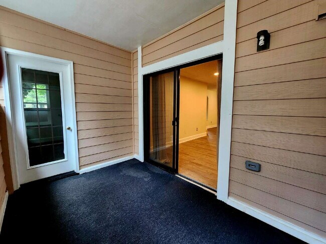 Building Photo - Beautiful Ground Floor 2 Bed 2 Bath Condo! Sunroom!