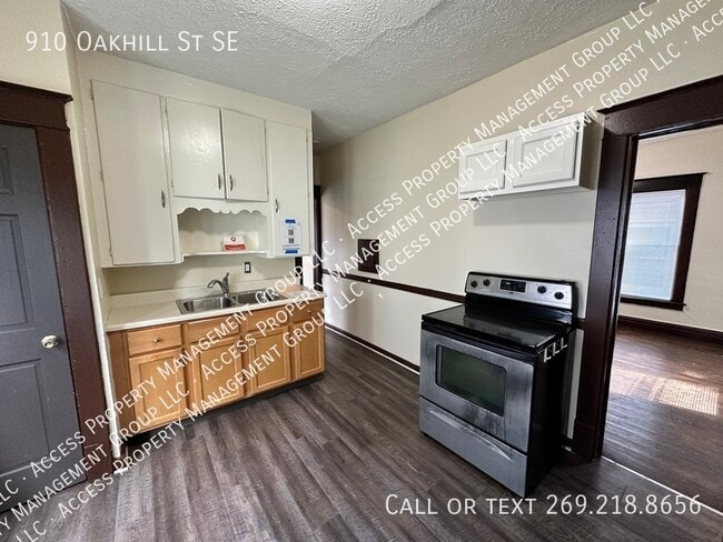Building Photo - 910 Oakhill St SE
