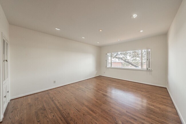 Building Photo - 2-bedroom, 2-bath condo located in the highly desirable Ridglea North neighborhood.