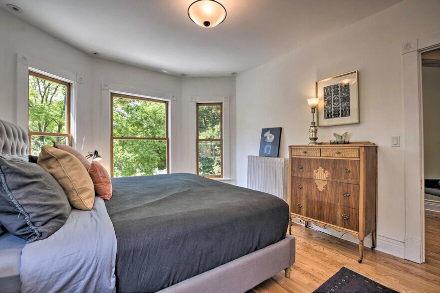 Building Photo - 326 N Grove Ave