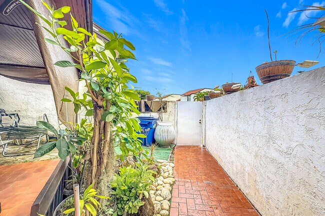 Building Photo - 693 NW 102 Pl