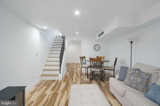 Building Photo - 1744 Vineyard St