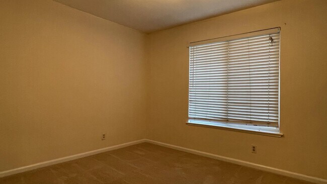 Building Photo - 960 Branham Ln