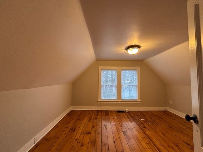 Building Photo - 4 Bedroom 2 Bath Single Family Home W/Garage!