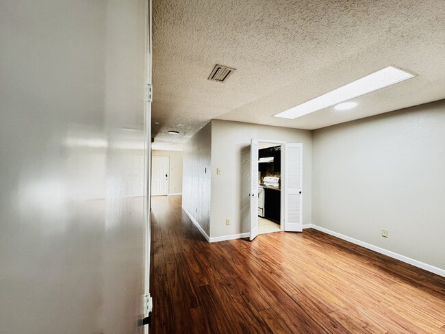 Building Photo - 2 bed, 2 bath, 2 Car Garage, 1-story