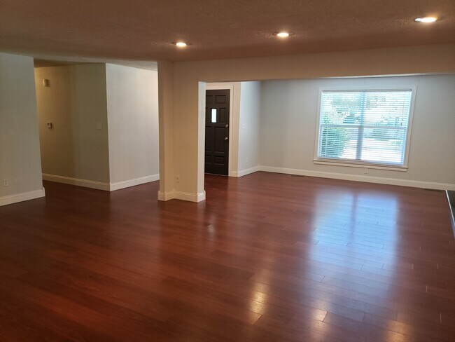 Building Photo - Granite Counter Tops w/ Open Floor Plan in...