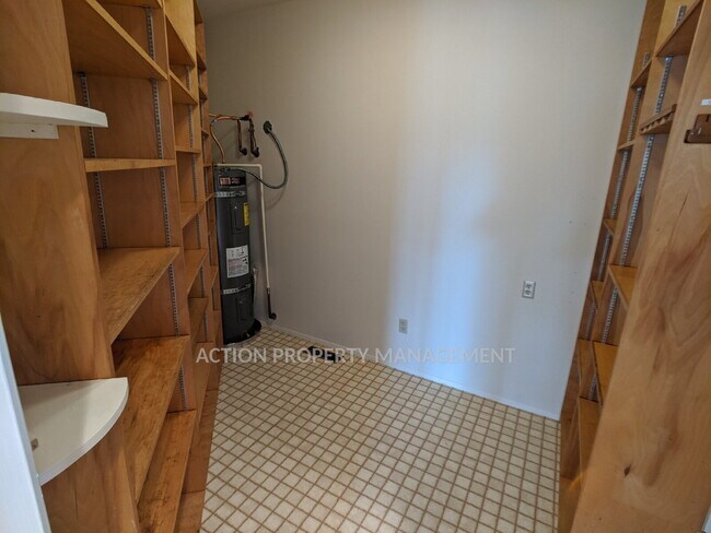 Building Photo - 3 bed 3 bath on 4.8 acres w/ beautiful water view