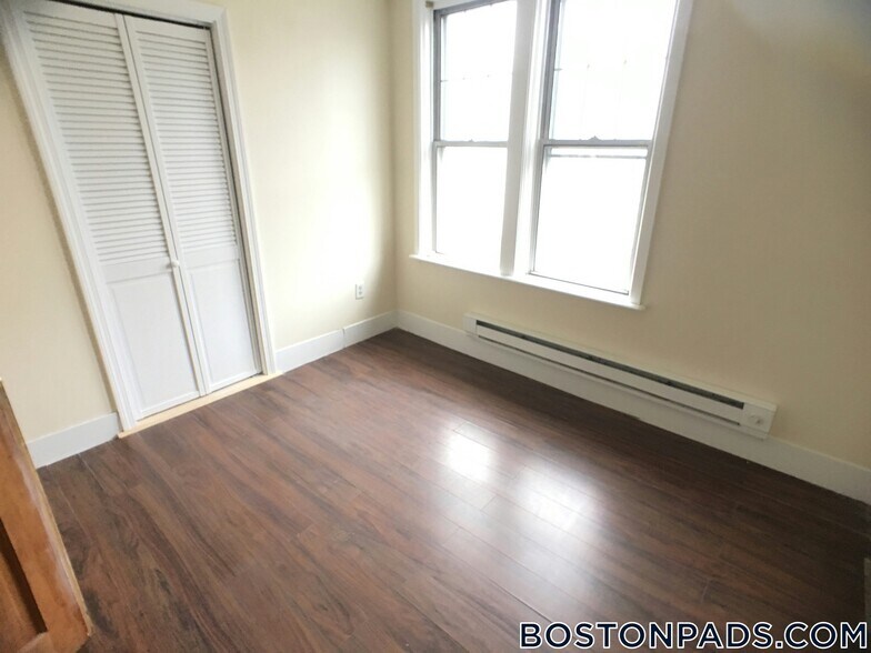 Building Photo - 739 Parker St