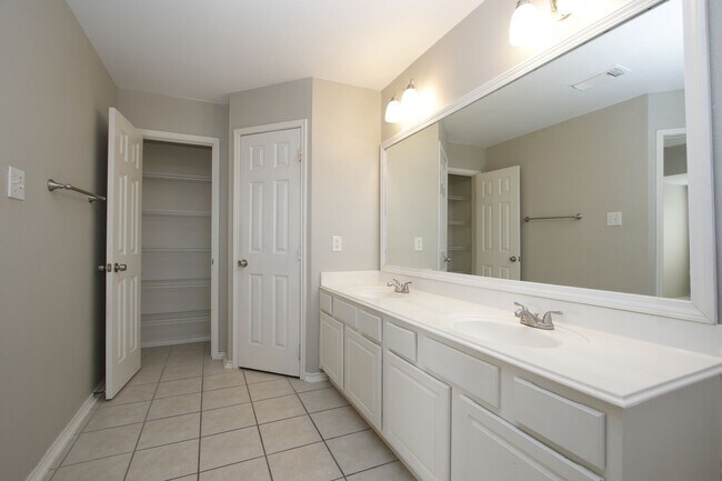 Building Photo - 18926 Piney Way Dr